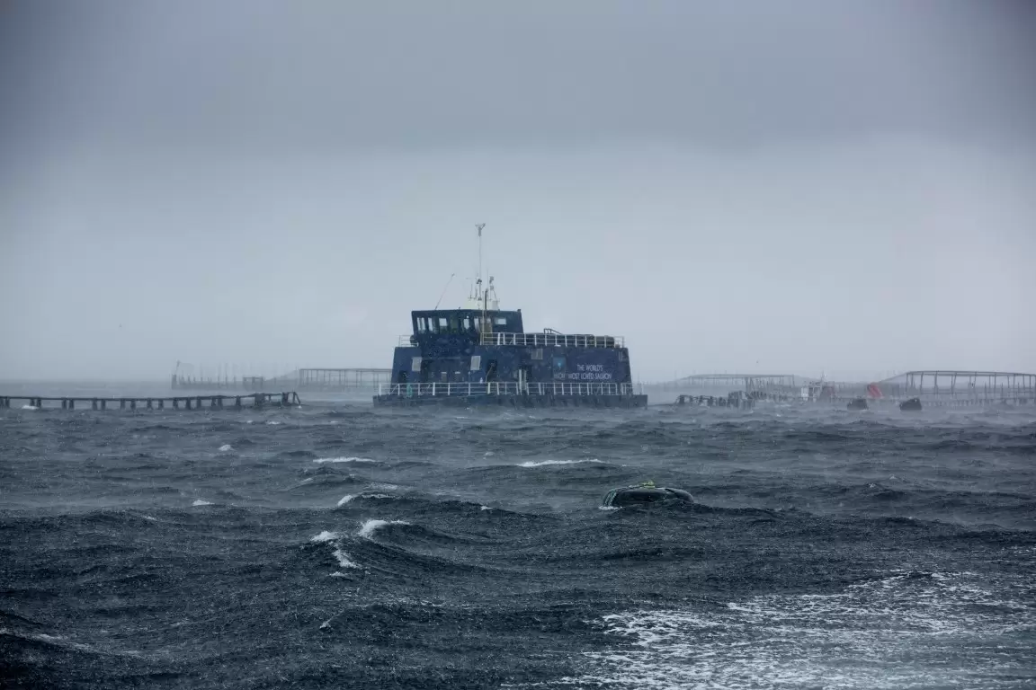 Feed-barge_HUON-AQUACULTURE